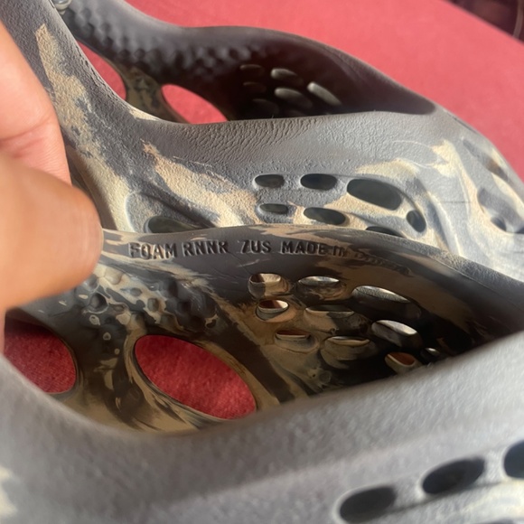 YZY FOAM RUNRS MOON GREY SZ7 - Picture 3 of 6